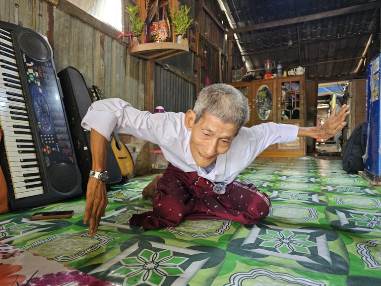 ရန်ကုန် ဦးစိန်ကိုကိုအား လှိုင်သာယာမြို့နယ်၊ ၁၉ ရပ်ကွက်ရှိ သူ၏နေအိမ်တွင် ၂၀၂၄ ခုနှစ် ဇွန်လ ၂၈ ရက်နေ့က တွေ့ရစဉ်။ (Photo: RFA)