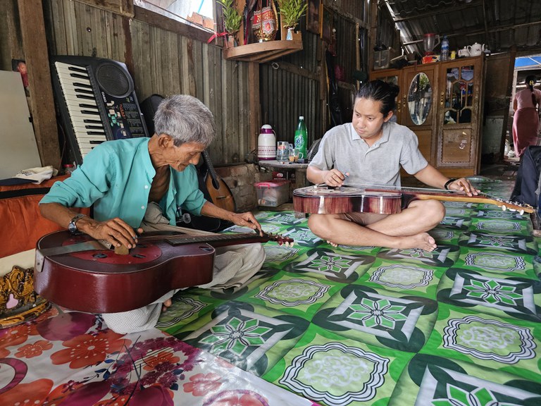 ရန်ကုန် ဦးစိန်ကိုကိုအား လှိုင်သာယာမြို့နယ်၊ ၁၉ ရပ်ကွက်ရှိ သူ၏နေအိမ်တွင် ၂၀၂၄ ခုနှစ် ဇွန်လ ၂၈ ရက်နေ့က တွေ့ရစဉ်။ (Photo: RFA)