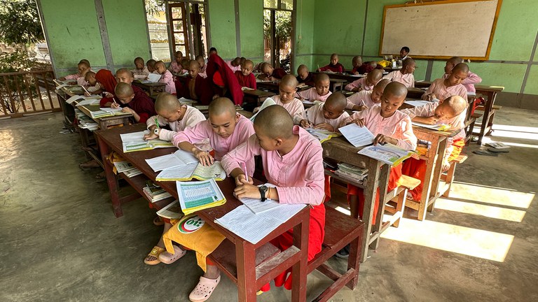 မန္တလေးတိုင်း၊ စဉ့်ကိုင်မြို့နယ် ဥယျာဉ်ငယ်ရွာမှ မာဃိန္ဒာရာမ ဥယျာဉ်လေးပရဟိတနှင့် လူငယ်ဖွံ့ဖြိုးရေးကျောင်းတွင် စာသင်ကြားနေသည့် ကလေးငယ်များအား ၂၀၂၄ ခုနှစ်၊ ဇန်နဝါရီလ ၁၈ ရက်နေ့က တွေ့ရစဉ်။ (Photo: RFA)