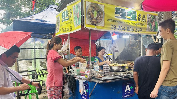 ထိုင်းမှာ ဆယ်နှစ်ကျော် စားဖိုမှူးလုပ်ခဲ့သူ ဖွင့်တဲ့ ရန်ကုန်က အမဲကင်ဆိုင် ထိုင်းမှာ ဆယ်နှစ်ကျော် စားဖိုမှူးလုပ်ခဲ့သူ ဖွင့်တဲ့ ရန်ကုန်က အမဲကင်ဆိုင်