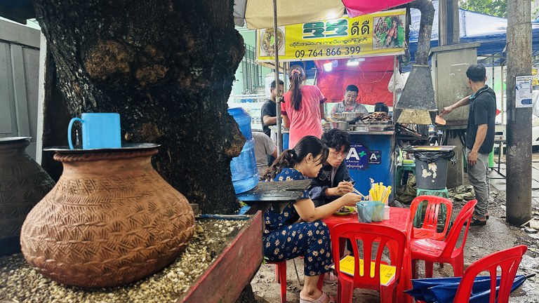 တာမွေမြို့နယ်၊ ကျောက်မြောင်း ကျားကွက်သစ်၊ ဓမ္မဝိဟာရလမ်းထိပ်တွင် ဖွင့်ထားသည့် ဒီဒီ အမဲကင်ဆိုင်ကို ၂၀၂၄ ခုနှစ် ဇွန်လ ၂၅ ရက်နေ့က တွေ့ရစဉ်။ (Photo: RFA)