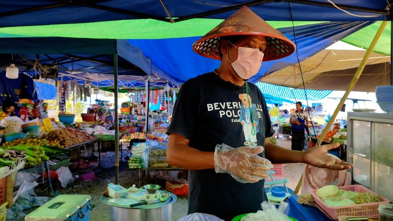 မဲဆောက်မြို့၊ ဟုန်ဖိုင်ရပ်ကွက်အနီးမှ တနင်္ဂနွေစျေးတွင် အသုပ်စုံရောင်းချသည့် ထိုင်းနိုင်ငံရောက် မြန်မာနိုင်ငံသား ကိုဇော်။ (Photo: RFA)