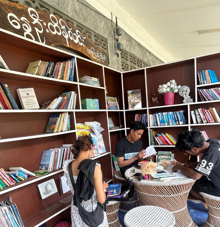 ထိုင်းနိုင်ငံတောင်ပိုင်း၊ ကော့ဖငန်းကျွန်းတွင် ဖွင့်လှစ်ထားသည့် 'နွေဦးထိန်လင်း' စာကြည့်တိုက်ကို ၂၀၂၄ ခုနှစ် နိုဝင်ဘာ ၁၅ ရက်နေ့က တွေ့ရစဉ်။ (Photo: Aung Thu)