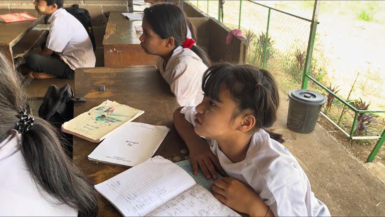 ထိုင်း- မြန်မာနယ်စပ် ဖုတ်ဖရမြို့နယ်ရှိ ဆူကိုထိုင်း မြန်မာရွှေ့ပြောင်းကျောင်းတွင် စာသင်ကြားနေသည့် မြန်မာကလေးငယ်တစ်ဦး။ (Photo: RFA)