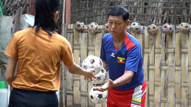 ခြင်းလုံးပညာအခမဲ့သင်ပေးနေတဲ့ ဆရာမန္တလာမောင်မောင်
