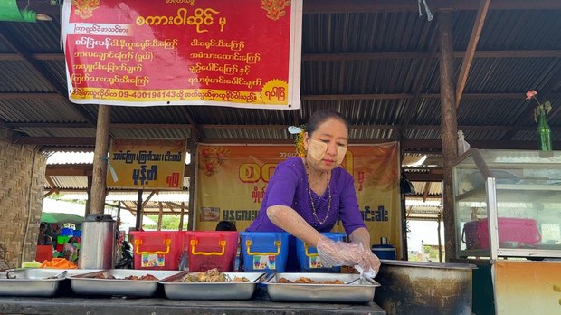 မီးရောင်အောက်မှာ ပြန်ကရဖို့ မျှော်လင့်နေတဲ့ အငြိမ့်မင်းသမီး