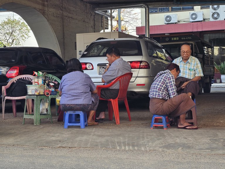 ရန်ကုန်မြို့၊ ကျောက်တံတားမြို့နယ်၊ ပန်းဆိုးတန်းခုံးကျော် တံတားအောက်မှ လက်သည်း၊ ခြေသည်းညှပ်နေသူများအား ၂၀၂၅ ခုနှစ်၊ ဖေဖော်ဝါရီလ ၂၀ ရက်နေ့က တွေ့ရစဉ်။ (RFA Photo)