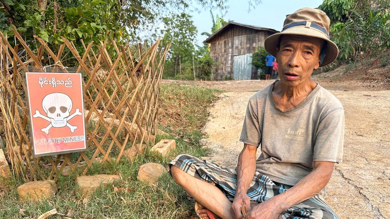 နေအိမ်အတွင်း မပေါက်ကွဲသေးသည့် လက်နက်ကြီးကြောင့် စိုးရိမ်နေရသည့် နမ္မတူမြို့နယ် ခိုဖိတ်ကျေးရွာ ဒေသခံတစ်ဦးကို ၂၀၂၄ ခုနှစ် မတ်လ ၂၇ ရက်နေ့က တွေ့ရစဥ်။ (Photo: RFA)