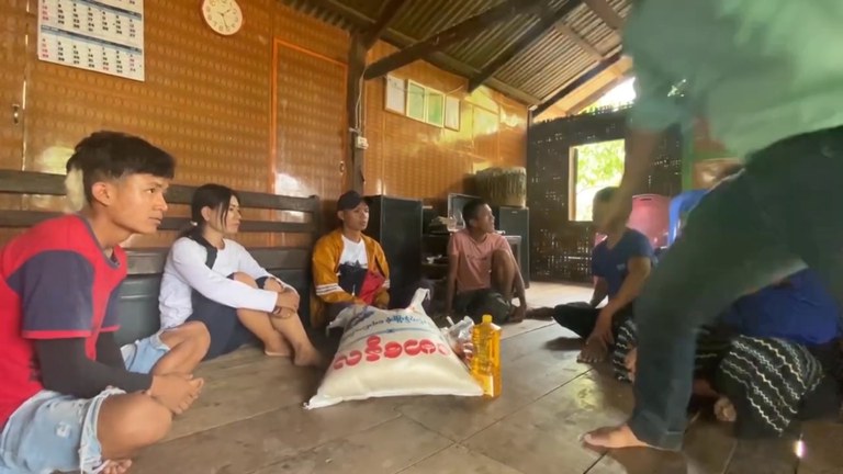 စစ်ကိုင်းတိုင်း ကလေးမြို့တွင် အကူညီလိုအပ်နေသူများအား ထောက်ပံ့ပစ္စည်း ပေးအပ်နေသည့် နောင်စိန်ပရဟိတအဖွဲ့ကို ၂၀၂၃ ခုနှစ် မေလ ၁၂ ရက်နေ့က တွေ့ရစဉ်။ (Photo: Citizen Journalist)