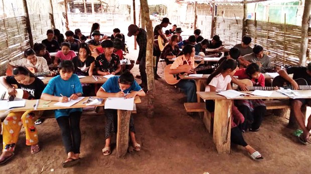 ဒီးမော့ဆို တိုက်ပွဲသံတွေကြားက နွေဦးဂုရုလေးများ