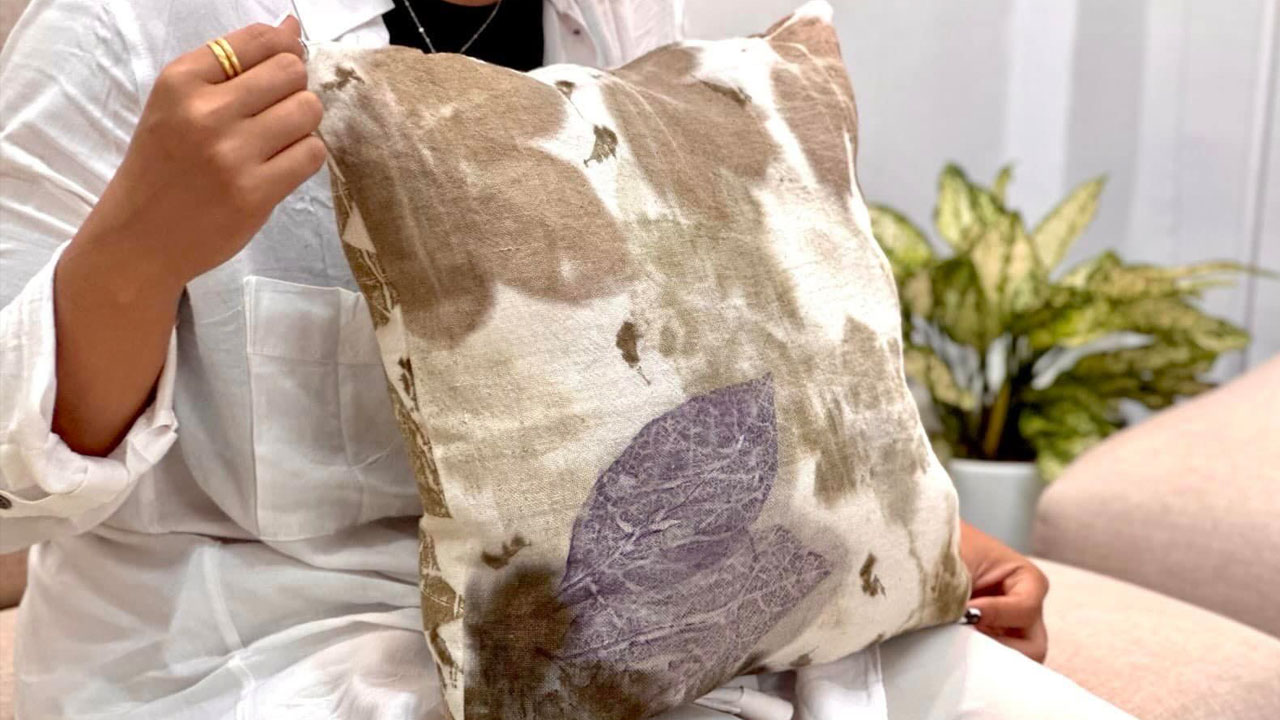 ပိတောက်ဖူးအဖွဲ့မှ သင်ကြားပေးသည့် Eco printing သင်တန်းတွင် ပြုလုပ်ထားသည့် ကူရှင်အစွပ်ကို တွေ့ရစဉ်။ (Photo: Facebook/ ပိတောက်ဖူး - Blooming Padauk)