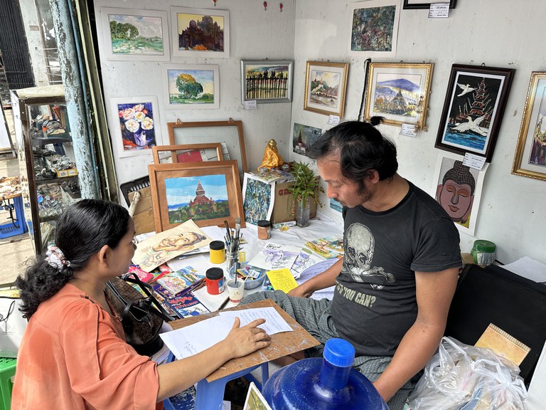 ရန်ကုန်မြို့လယ် လမ်းဘေးတစ်နေရာတွင် ပန်းချီရေးဆွဲနေသည့် ဦးစိုးခိုင်အား ၂၀၂၃ ခုနှစ် ဇွန်လ ၁ ရက်နေ့က တွေ့ရစဉ်။ (Photo: RFA)