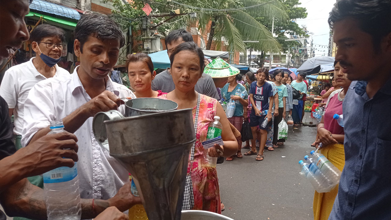 ရန်ကုန်မြို့၊ ကျောက်တံတားမြို့နယ် ၂၈ လမ်းတွင် စားအုန်းဆီတန်းစီဝယ်ယူနေသူများအား ၂၀၂၃ ခုနှစ်၊ စက်တင်ဘာလ ၁၇ ရက်နေ့က တွေ့ရစဉ်။ (Photo: RFA)