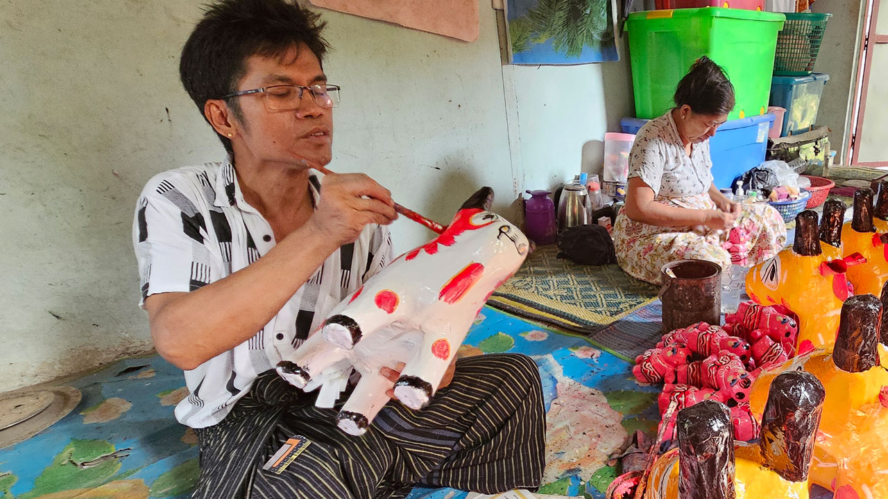 ရန်ကုန်တိုင်း၊ မင်္ဂလာဒုံမြို့နယ်၊ ထောက်ကြန့်မြို့တွင် စက္ကူအရုပ်လေးများ ပြုလုပ်နေကြသည်ကို ၂၀၂၄ ခုနှစ်၊ ဧပြီလ ၂၈ ရက်နေ့က တွေ့ရစဉ်။ (Photo: RFA)