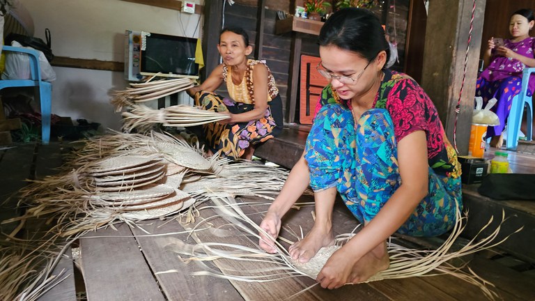 ပုသိမ်မြို့  ဘိုကြီးကုန်းရပ်ကွက်မှာ နေထိုင်သည့် မသူဇာဝင်း၏ ရိုးရာစလူယပ်တောင် ရက်လုပ်ငန်အား  ၂၀၂၃ ခုနှစ် သြဂုတ်လ ၁၇ ရက်နေ့က တွေ့ရစဉ်။ (Photo: RFA)