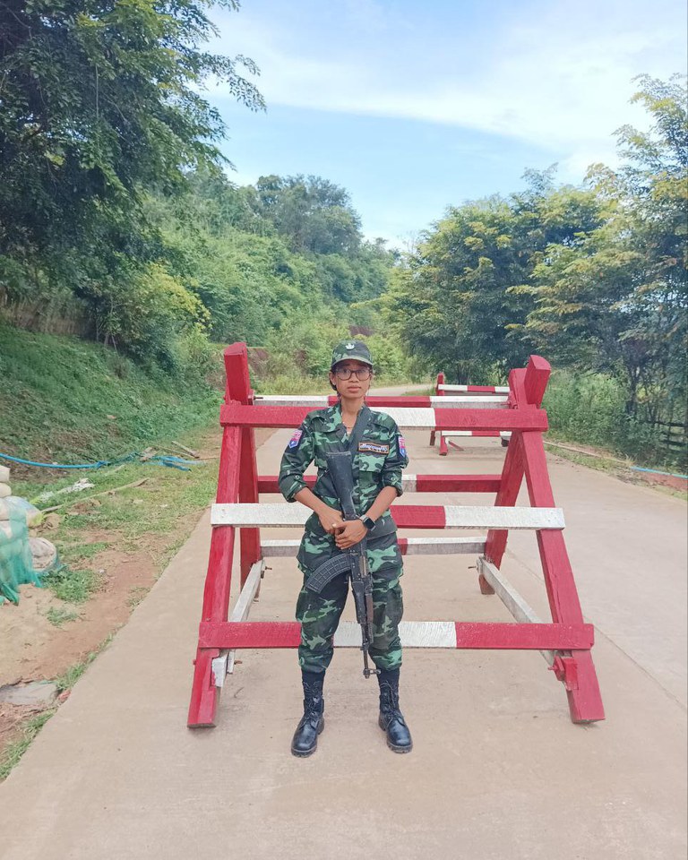 PDF ရဲမေ မမေလှိုင်ထွန်းအား ၂၀၂၂ ခုနှစ် အောက်တိုဘာလ ၂၇ ရက်နေ့က ရှေ့တန်းတစ်နေရာတွင် တွေ့ရစဉ်။ (Photo: Facebook/May Hlaing Htun)