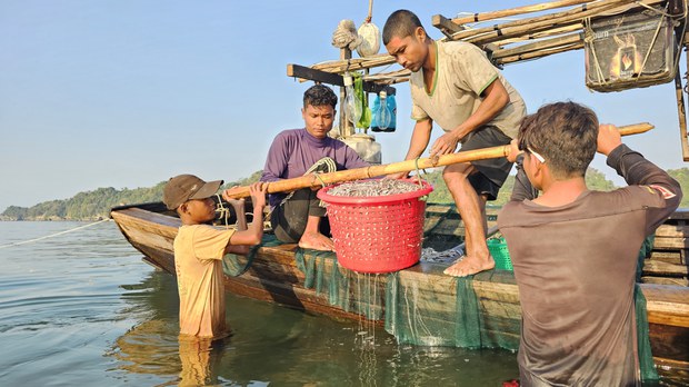 ဂေါ်ရင်ဂျီကျွန်းက ရေလုပ်သားတွေ ရပ်တည်ရေးခက်ခဲနေ ဂေါ်ရင်ဂျီကျွန်းက ရေလုပ်သားတွေ ရပ်တည်ရေးခက်ခဲနေ