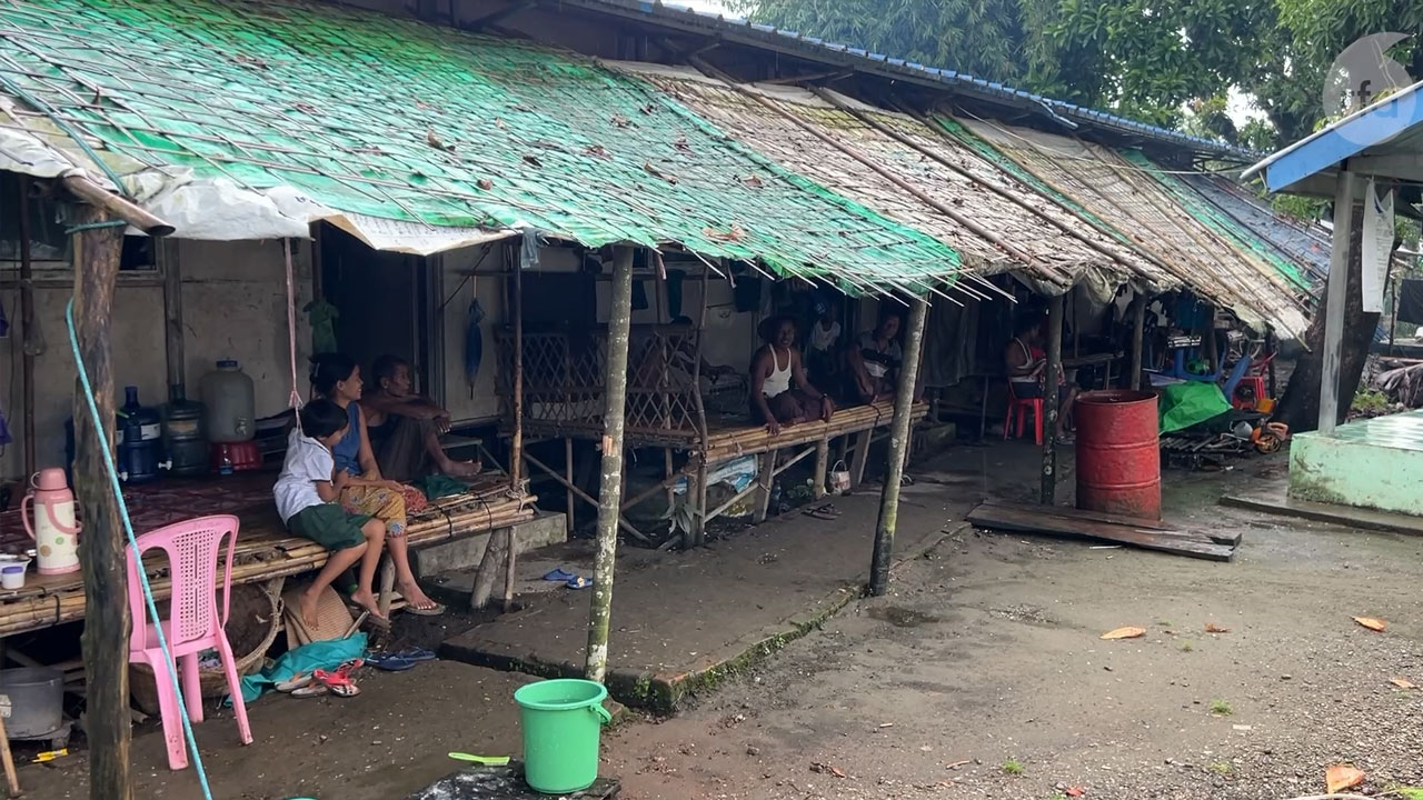 ရခိုင်ပြည်နယ်၊ စစ်တွေမြို့၊ ဗုဒ္ဓေါမော်ဘုန်ကြီးကျောင်းရှိ စစ်ဘေးဒုက္ခသည်စခန်းကို ၂၀၂၃ ခုနှစ်၊  အောက်တိုဘာ ၁၁ ရက်နေ့က တွေ့ရစဉ်။ (Photo: RFA)