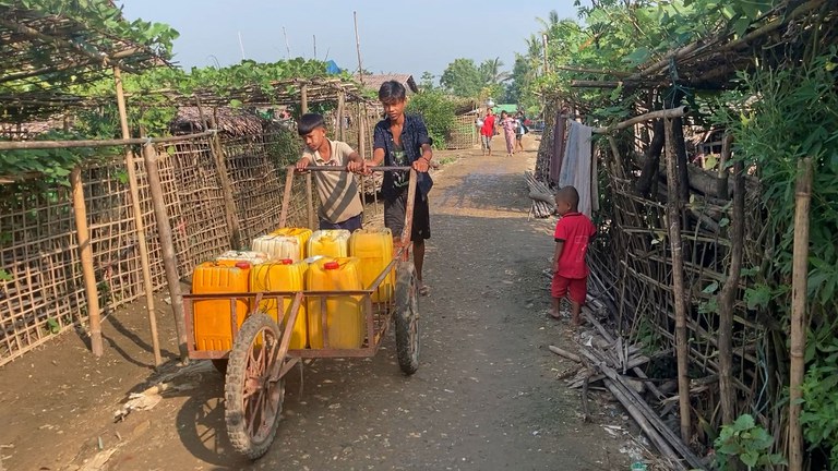 rakhine-refugees စေတီပြင် စစ်ဘေးဒုက္ခသည်စခန်းမှ စစ်ဘေးဒုက္ခသည်များအား ၂၀၂၃ ခုနှစ် နိုဝင်ဘာလ ၃၀ ရက်နေ့က တွေ့ရစဉ်။ (Photo: RFA)