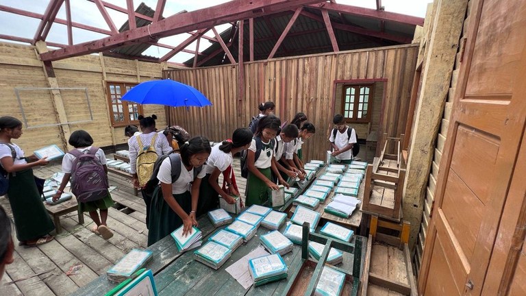 sittwe-school.jpeg စစ်တွေမြို့နယ် ကျေးတောရွာ အလယ်တန်းကျောင်းမှ ကျောင်းသူ၊ ကျောင်းသားများအား ၂၀၂၃ ခုနှစ်၊ ဇွန်လ ၁ ရက်နေ့က တွေ့ရစဉ်။ (Photo: RFA)