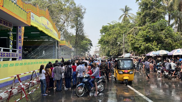 စစ်ပွဲတွေ ခေတ္တရပ်နေတဲ့ ရခိုင်ပြည်နယ်မှာ ရိုးရာသင်္ကြန်စည်ကား