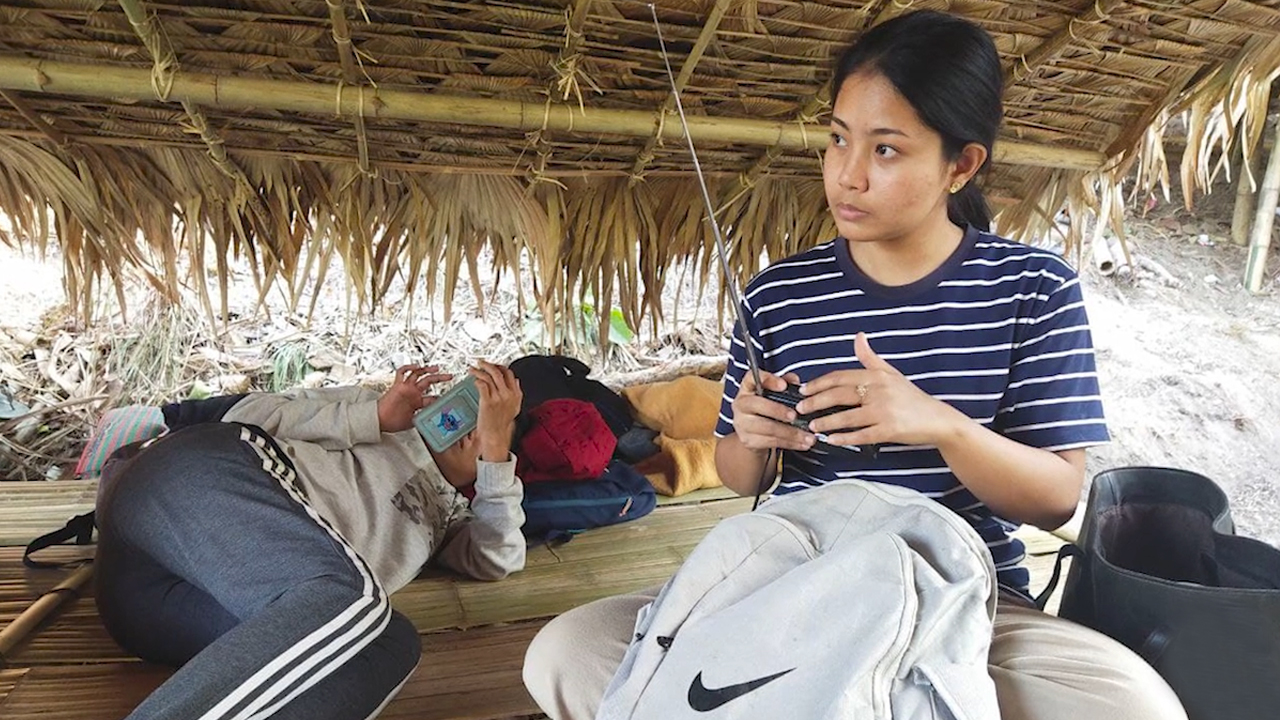 တောထဲမှာ ရေဒီယိုနားထောင်နေတဲ့ မထက်ထက်အိန္ဒြာအောင်ကို တွေ့ရစဉ်