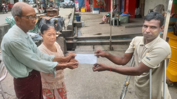 ချိုင်းထောက်နှစ်ဖက်နဲ့ သတင်းသမား ချိုင်းထောက်နှစ်ဖက်နဲ့ သတင်းသမား