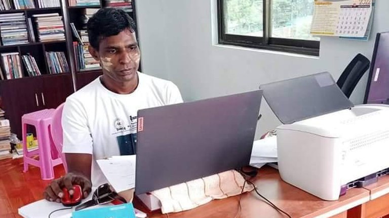 ချိုင်းထောက်နှစ်ဖက်နဲ့ သတင်းထောက် ကိုမြင့်မြတ်အောင်မြင်အား ၂၀၂၃ ခုနှစ် ဇူလိုင်လ  ၂၆ နေ့က တွေ့ရစဉ်။ (Photo: Myint Myat Aung Myin)