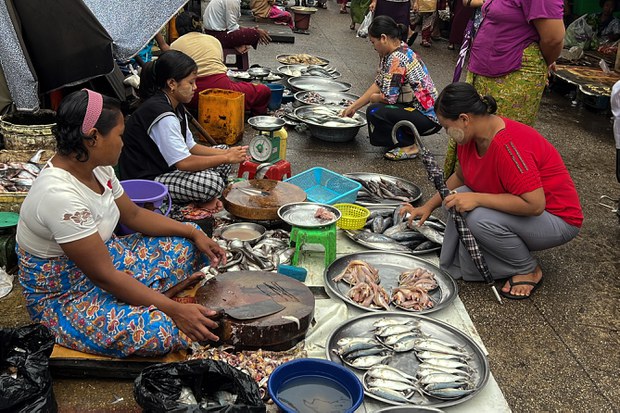 စံချိန်တင်မြင့်တက်လာတဲ့ ကုန်ဈေးနှုန်းကြောင့် စားဝတ်နေရေး ပိုခက်ခဲလာ