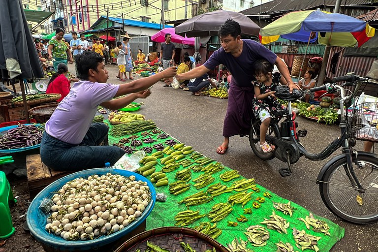 ရန်ကုန်မြို့ မရမ်းကုန်းမြို့နယ်မှ ဈေးတစ်ခုအား ၂၀၂၂ ခုနှစ် နိုဝင်ဘာလ ၂၁ ရက်နေ့က တွေ့ရစဉ်။ (Photo: RFA)