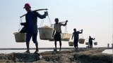 နှစ် ၂၀ ကြာပျက်စီးနေတဲ့ ရခိုင်ဆားဈေးကွက်ပြန်ကောင်းဖို့ မျှော်လင့်နေကြ