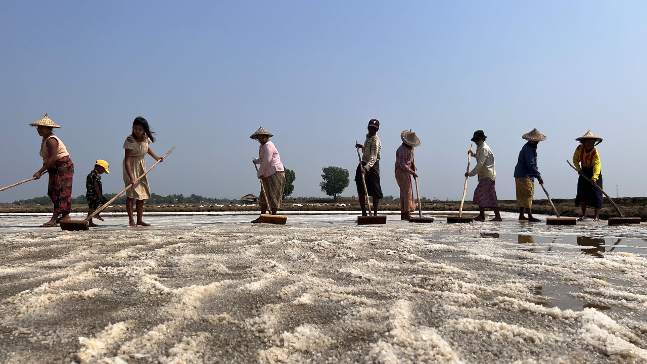 ရခိုင်ပြည်နယ်၊ စစ်တွေမြို့ ရှိ ဆားလုပ်ငန်းတစ်ခုမှာလုပ်ကိုင်နေသူများအား ၂၀၂၃ ခုနှစ်၊ ဖေဖော်ဝါရီလ ၂၇ ရက်နေ့က တွေ့ရစဉ်။ (Photo: RFA)