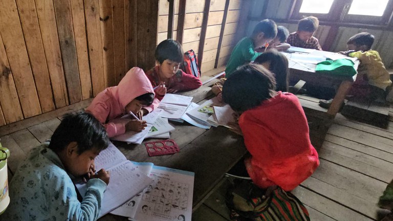 တီးတိန်မြို့နယ် ကျေးရွာတစ်ခုတွင် ကိုယ်ထူကိုယ်ထဖွင့်လှစ်ထားသည့် ကျောင်းတစ်ခုတွင် တက်ရောက်နေကြသည့် ကျောင်းသူကျောင်းသားများအား  ၂၀၂၄ ခုနှစ်၊ ဇွန်လ ၁၄ ရက်နေ့က တွေ့ရစဥ်။ (Photo: RFA)