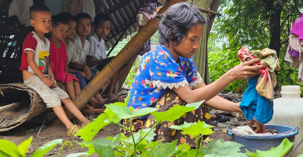 အကျပ်အတည်းပေါင်းစုံကြားကနေ သားသမီးတွေကိုစောင့်ရှောက်နေတဲ့ တစ်ကိုယ်ရေမိခင်များ အကျပ်အတည်းပေါင်းစုံကြားကနေ သားသမီးတွေကိုစောင့်ရှောက်နေတဲ့ တစ်ကိုယ်ရေမိခင်များ