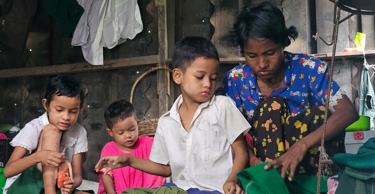 ရန်ကုန်တိုင်း၊ သန်လျင်မြို့နယ်၊ ကွမ်းခြံကုန်းရပ်ကွက်မှ ဒေါ်အိအိစိုး မိသားစုအား ၂၀၂၃ ခုနှစ်၊ ဇူလိုင်လ ၂၅ ရက်နေ့က တွေ့ရစဉ်။ (Photo: RFA)