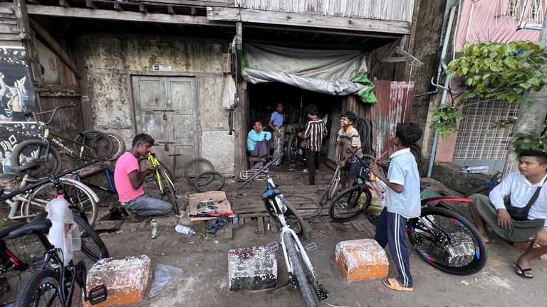 စစ်တွေမြို့ရှိ စက်ဘီးပြင်ဆိုင်တစ်ဆိုင်ကို ၂၀၂၃ ခုနှစ် ဒီဇင်ဘာလ ၂၉ ရက်နေ့က တွေ့ရစဉ်။ (Photo: RFA)