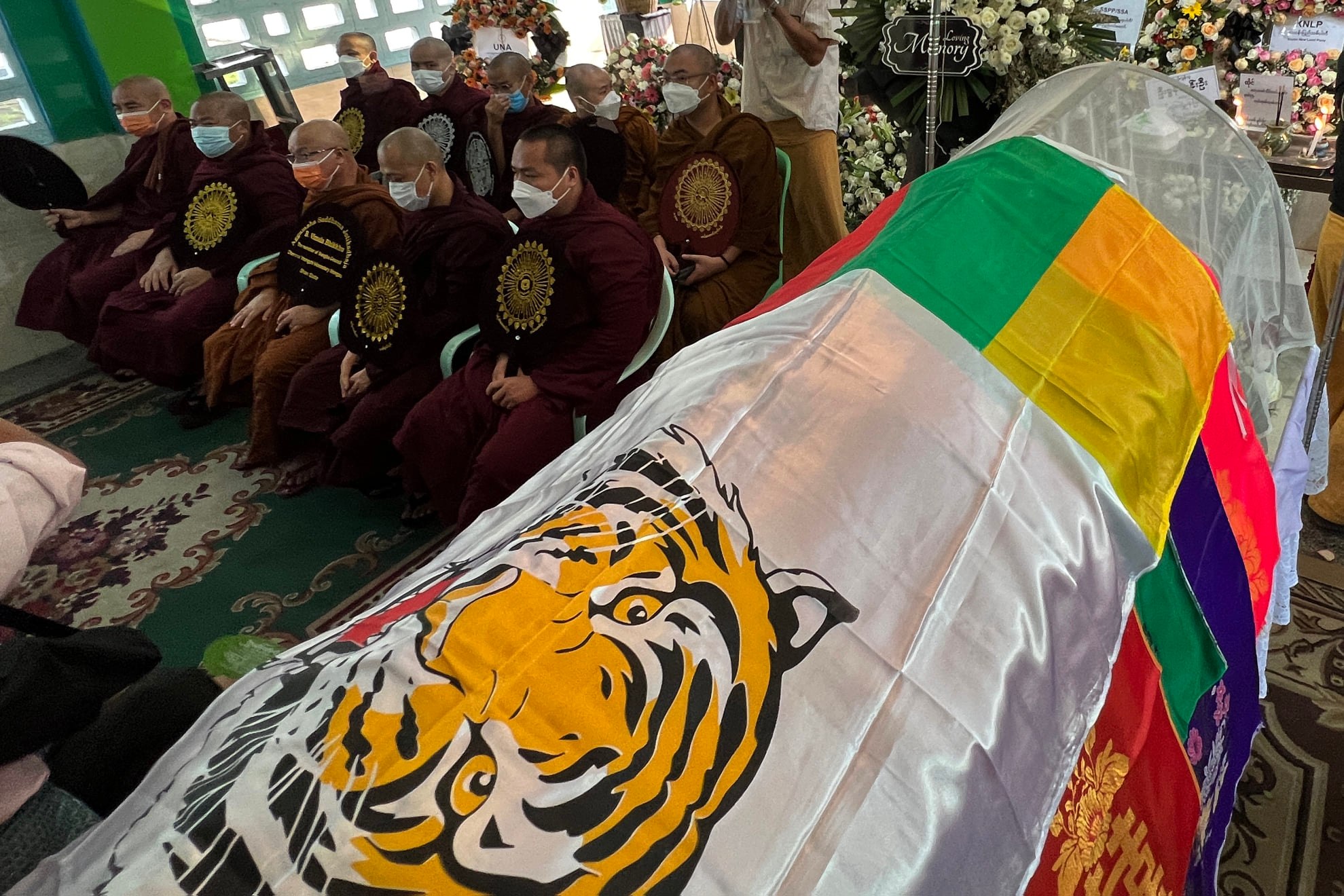ရှမ်းတိုင်းရင်းသားများ ဒီမိုကရေစီအဖွဲ့ချုပ် (SNLD) ဥက္ကဋ္ဌ ဦးခွန်ထွန်းဦး၏ ရုပ်အလောင်းကို ရန်ကုန် ရေဝေးသုသာန်မှာ ၂၀၂၂ ခုနှစ် မေလ ၂ ရက်နေ့မှာ တွေ့ရစဥ် (Photo: RFA )