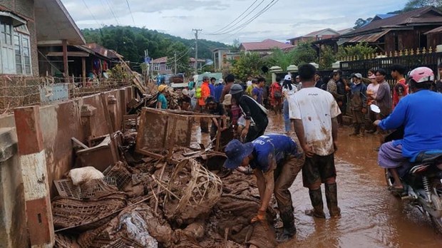 ကလောမြို့က ရွှံ့နွံဖုံးနေတဲ့ အိမ်တွေကို ကူညီရေးအဖွဲ့က ရှင်းပေးနေ ကလောမြို့က ရွှံ့နွံဖုံးနေတဲ့ အိမ်တွေကို ကူညီရေးအဖွဲ့က ရှင်းပေးနေ