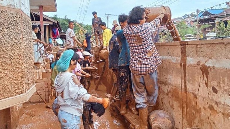 ကလောမြို့တွင် နွံရှင်းပေးနေသည့် လူမှုကူညီရေးအသင်း အဖွဲ့ဝင်များအား ၂၀၂၄ ခုနှစ်၊ စက်တင်ဘာလ ၂၇ ရက်နေ့က တွေ့ရစဥ်။ (နမ့်လတ် လူမှုကူညီရေးအသင်း ဓာတ်ပုံ)
