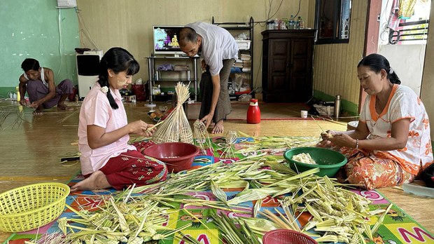 စစ်ဘေးကြောင့် ရန်ကုန်ကိုရောက်လာတဲ့ ငပလီကောက်ညှင်းထုပ် စစ်ဘေးကြောင့် ရန်ကုန်ကိုရောက်လာတဲ့ ငပလီကောက်ညှင်းထုပ်