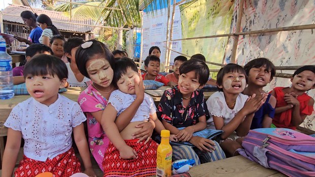 ရန်ကုန်မြို့ လမ်းတွေပေါ်က လေလွင့်ကလေးငယ်တွေအတွက် ရေချမ်းစင် စာသင်ဝိုင်း ရန်ကုန်မြို့ လမ်းတွေပေါ်က လေလွင့်ကလေးငယ်တွေအတွက် ရေချမ်းစင် စာသင်ဝိုင်း