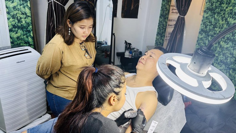 Art Of Nwepin Tattoo Studio တွင် တက်တူးထိုးနေသူအား ၂၀၂၄ ခုနှစ်၊ ဇန်နဝါရီ ၆ ရက်နေ့ကတွေ့ရစဥ်။ (Photo: RFA)
