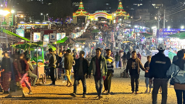 စစ်ကောင်စီ ဦးဆောင်ပြုလုပ်သည့် တောင်ကြီး တန်ဆောင်တိုင်ပွဲတော်အား  ၂၀၂၃ ခုနှစ်၊ နိုဝင်ဘာလ ၂၄ နေ့ညက တွေ့ရစဉ်။ (Photo: RFA)