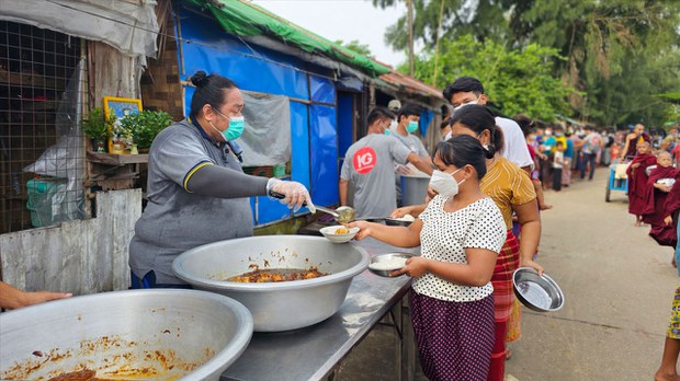 ကျူးကျော်ရပ်ကွက်နေ ပြည်သူတွေကို ဝမ်းရေးကူညီပေးနေတဲ့ Team KG အဖွဲ့ ကျူးကျော်ရပ်ကွက်နေ ပြည်သူတွေကို ဝမ်းရေးကူညီပေးနေတဲ့ Team KG အဖွဲ့