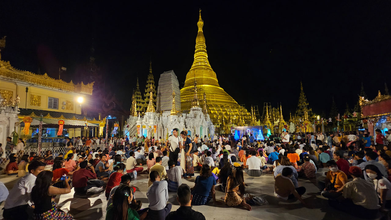 ရန်ကုန်မြို့ရှိ ရွှေတိဂုံစေတီတော်ကို လာရောက်ဖူးမြော်သူများအား ၂၀၂၃ ခုနှစ်၊ အောက်တိုဘာလ ၂၉ ရက် (သီတင်းကျွတ်လပြည့်နေ့ည) တွင် တွေ့ရစဉ်။ (Photo: RFA)