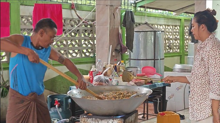 ထမင်းတစ်နပ် ၁၅ ဘတ်နှင့် ပို့ဆောင်ရောင်းချပေးရန် ချက်ပြုတ်နေသည့် မြင်ကွင်းတစ်ခုအား ၂ဝ၂၄ ခုနှစ် ဇူလိုင်လအတွင်းက တွေ့ရစဉ်။
