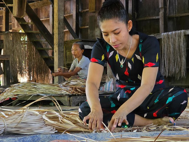 ပန်းတနော်မြို့က သင်ဖြူးဖျာလုပ်ငန်းမှာ လူငယ်လုပ်သားတွေ နည်းလာ