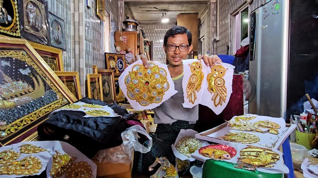 အခက်အခဲတွေကြား ရပ်တည်နေရတဲ့ မြန်မာ့ရိုးရာ ရွှေချည်ထိုးလုပ်ငန်း အခက်အခဲတွေကြား ရပ်တည်နေရတဲ့ မြန်မာ့ရိုးရာ ရွှေချည်ထိုးလုပ်ငန်း