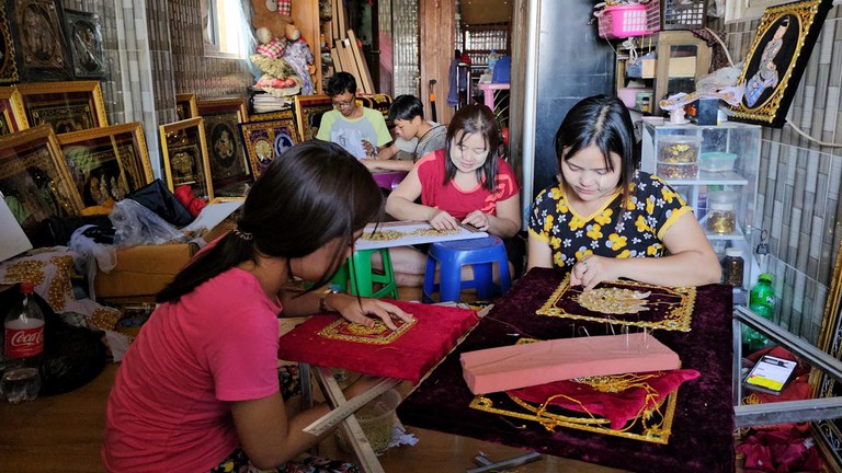 ရန်ကုန်တိုင်း၊ မြောက်ဥက္ကလာပမြို့နယ် ရိုးရာနွယ် မြန်မာ့ရိုးရာ ရွှေချည်ထိုးလုပ်ငန်းခွင်ကို ၂၀၂၄ ခုနှစ်၊ မတ်လ ၁၂ ရက်နေ့က တွေ့ရစဉ်။ (Photo: RFA)