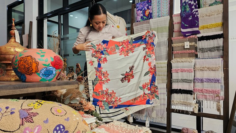 ရန်ကုန်၊ ကျောက်တံတားမြို့နယ်ရှိ ဗေဒါ ရိုးရာလက်မှုထည်လုပ်ငန်း တည်ထောင်သူ မထူးသန့်စင်အား ၂၀၂၃ ခုနှစ်၊ အောက်တိုဘာလ ၁၁ ရက်နေ့က တွေ့ရစဉ်။ (Photo: RFA)